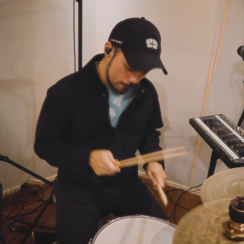 王英任<b>爵士鼓、木箱鼓</b>